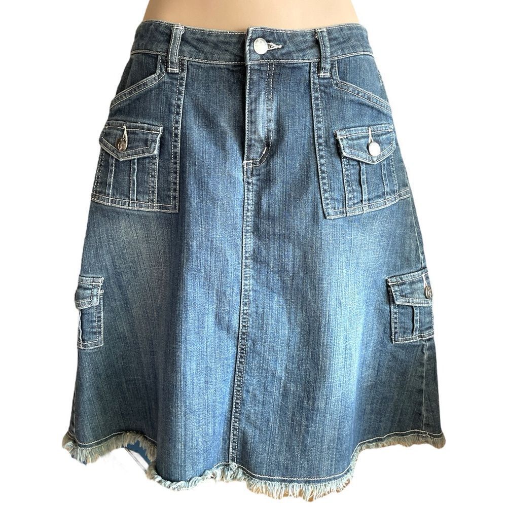 TIMELESS MID-LENGTH STYLE denim midi skirt is a classic staple